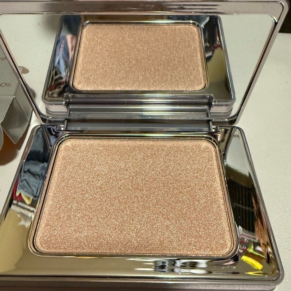Natasha Denona in shade Fair Highlighting Powder